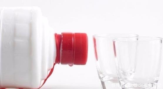 喝醉酒时喝白水还是喝饮料,哪个醒酒快呢?医生