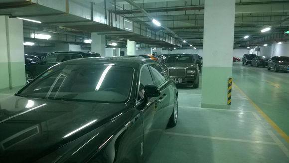 兰博基尼横停占4车位引公愤 有钱任性车主称楼都是我的