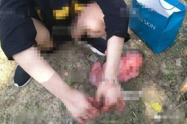 15岁少女树林产子 警察赶到时小孩脐带还连着