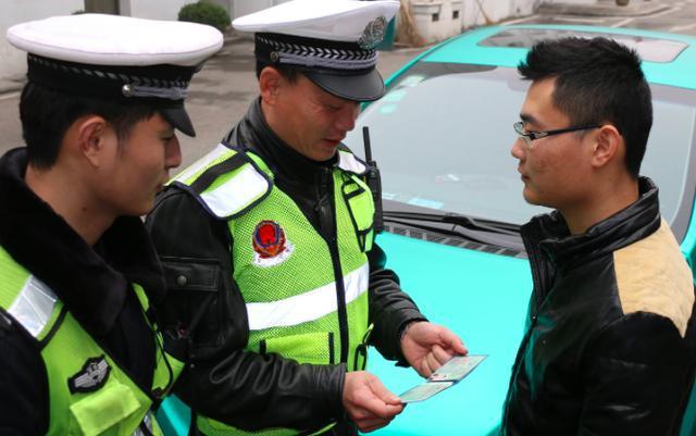 交警提示:即日起,开车有以下3种行为的,驾照将被自动降级!