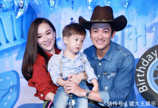 霍思燕家的小区原来是这样,草地都秃了,哪像当