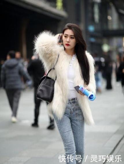 街拍紧身衣搭配教学牛仔裤的丰满美女,紧身真生身材小女舞蹈性感视频图片