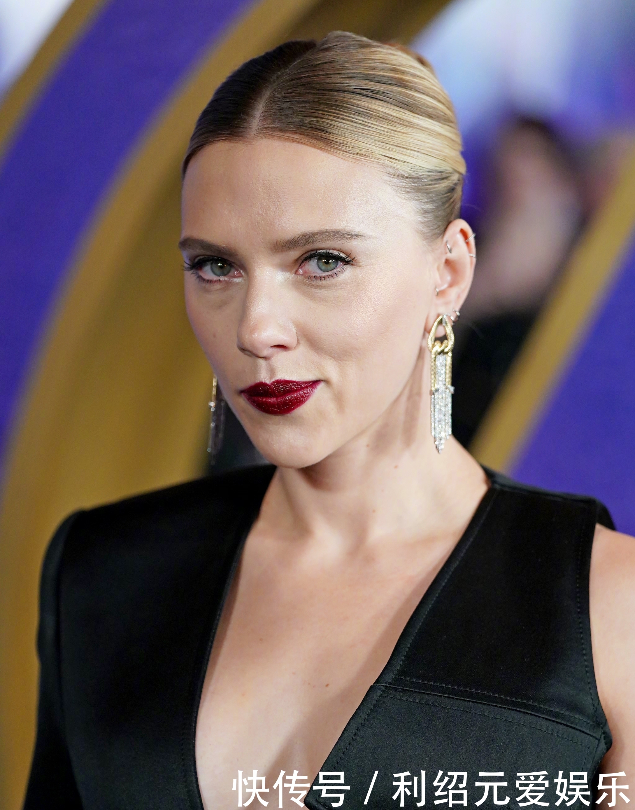 黑寡妇开领上衣秀身材,复联4见面会与雷神蚁人