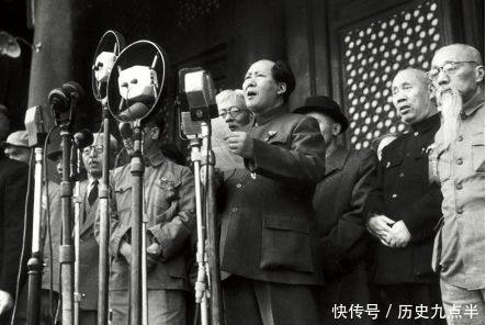 1949年开国大典后,国庆第一宴上,毛主席等人都吃了什么?