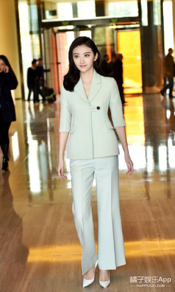 第一套look,景甜身穿浅绿色西服外套,西服淡淡的马卡龙色如冰淇淋般