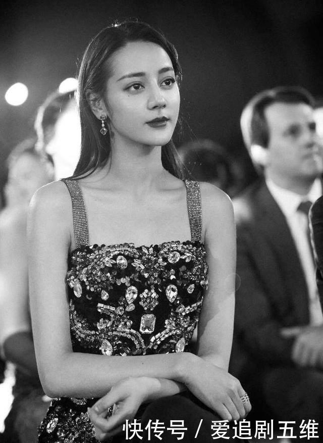 关晓彤穿鹿晗衣服录视频,背景也是同房间,幸好