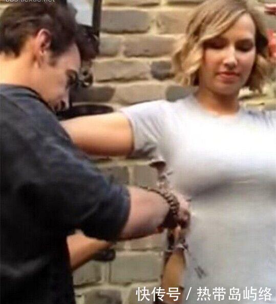 国外男子当街剪开美女衣服,路人停足观看默不作声