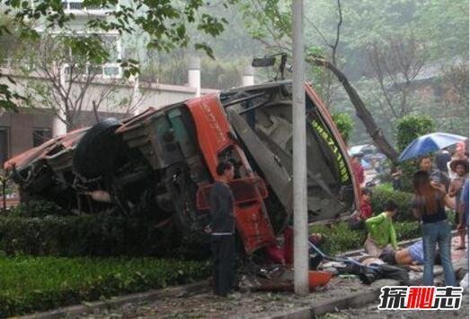 10·1重庆711公交灵异事件,大巴从桥上坠落致