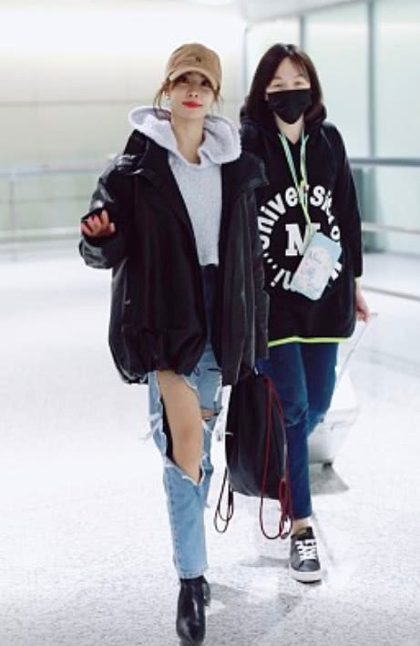 蔡依林现身机场,裤子烂到大腿根部了,一般人根