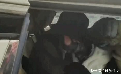 赵丽颖产后出院落座动作惹人心疼,手指上美甲