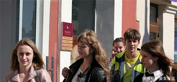 中俄朝交界的边境城市，满大街的美女随处可见，喜欢享受游客拍照