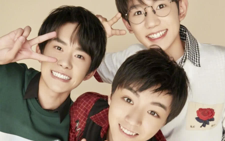 TFboys蜡像都比本人僵！王俊凯小虎牙，王源坐下来，千玺眼神到位