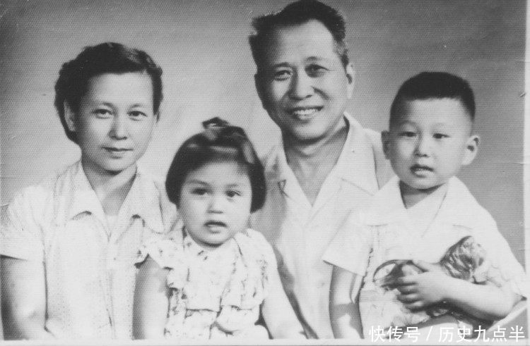 他拥有中朝双国籍,娶了林彪的妻子,养着林彪的孩子