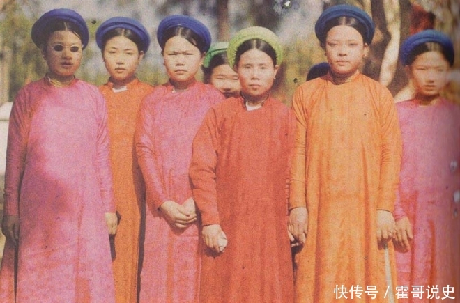 1915年的越南:官员身穿明朝服饰，到处都是汉字印记