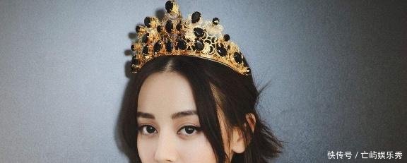 迪丽热巴二岁童年照曝光,网友一看家境就不一