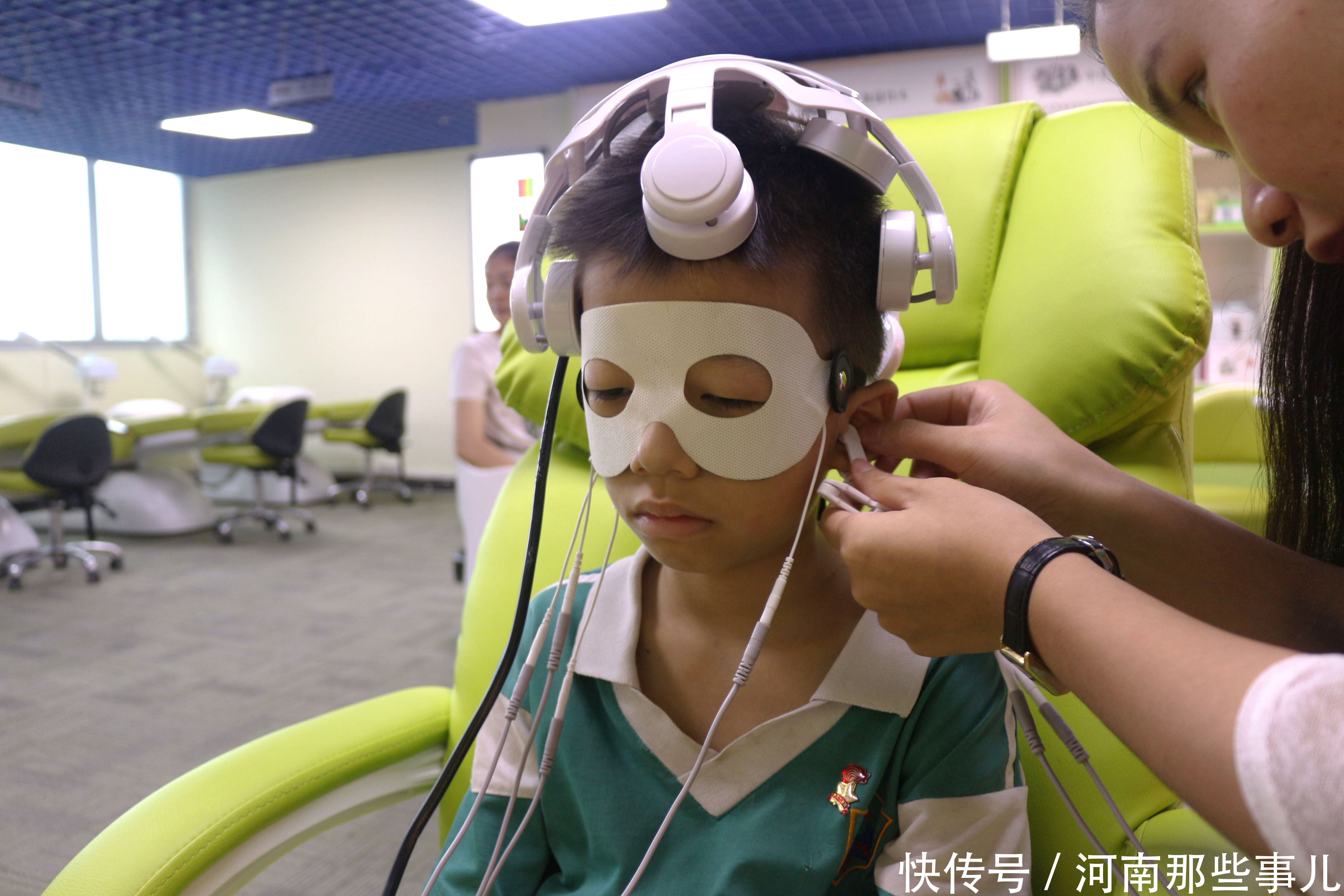广州天河区一9岁男孩近视400度 妈妈:经常看电