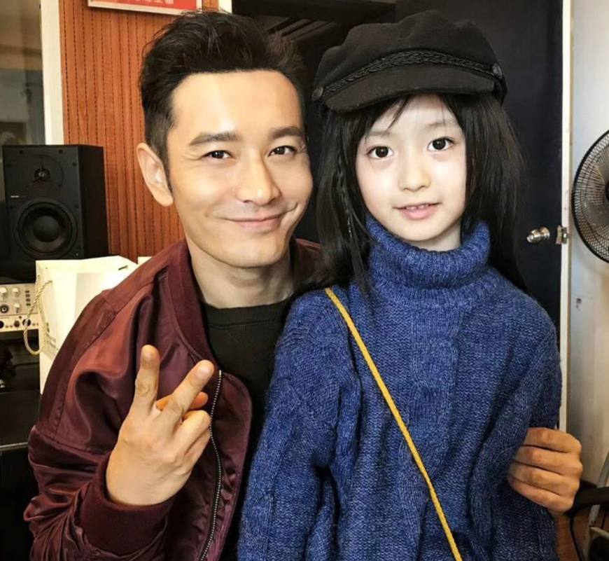 9岁成为当红最小女主播,被称为小杨幂的她时尚