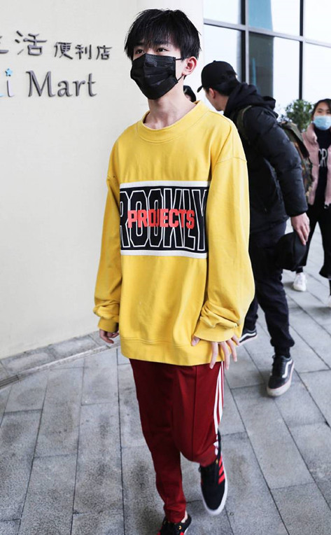 易烊千玺上班变番茄炒蛋,只有他能hold这身衣