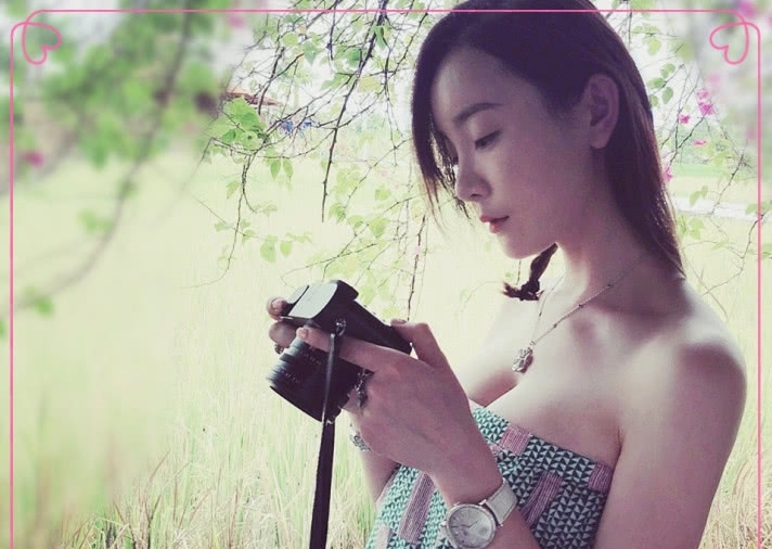 张檬晒美照,在海边大秀性感身材,一身连体泳衣