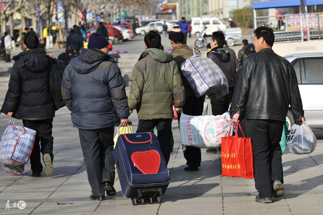 农民工的辛酸回家路!不知他们是否领到工钱,手