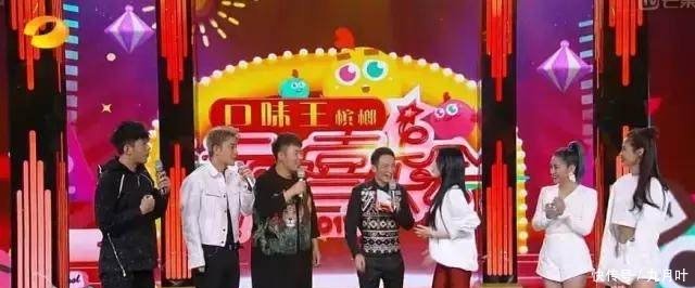 何洁离婚后沦落到给李小璐伴舞,全程惨被李维