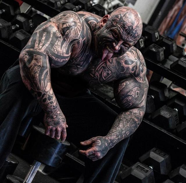 无敌纹身肌肉男出狱后走火网络,上演真人美女与野兽!