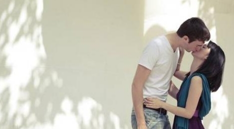 留学女大学生,街头向老外索吻,目标是吻够100