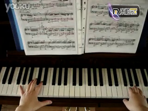 钢琴教学五线谱_ 钢琴初学入门指法_幼儿 学钢琴入门教 钢琴教学视频