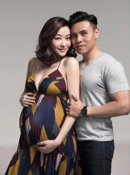 熊黛林双胞胎女儿照曝光,一家四口温馨幸福,网