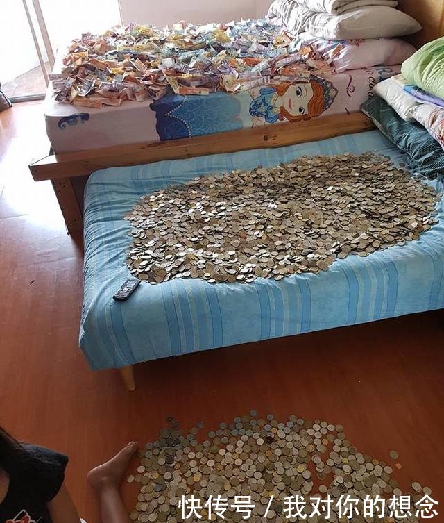 这对小夫妻用大储蓄罐存了一年的钱,然后画风