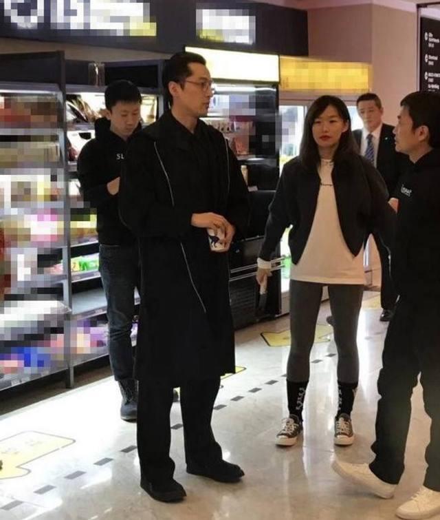 北京三里屯遭遇胡歌戚薇,胡歌下巴成亮点,网友