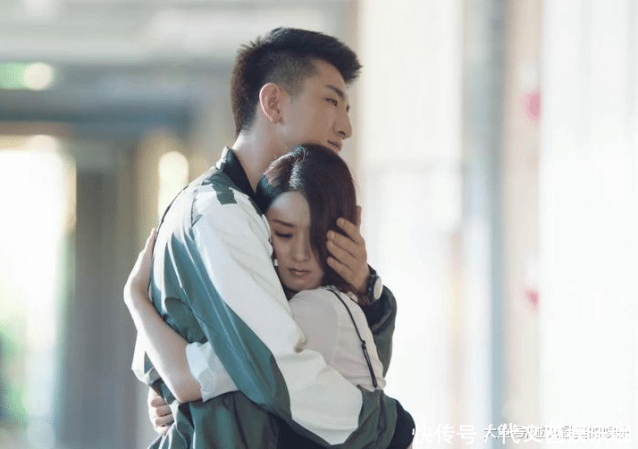 赵丽颖在金瀚怀里撒娇, 有谁注意金瀚本能反