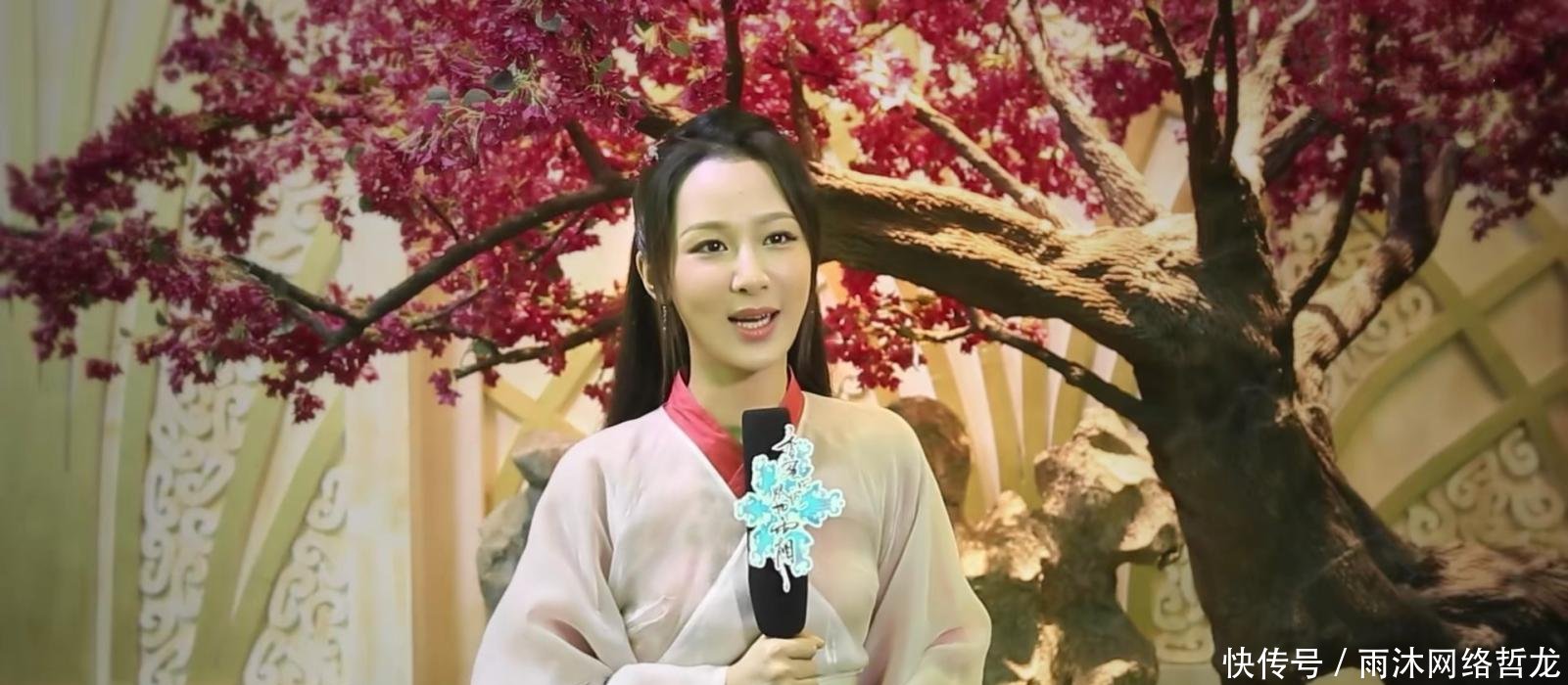 香蜜 邓伦片场撩杨紫头发举动亲密, 网友看完纷