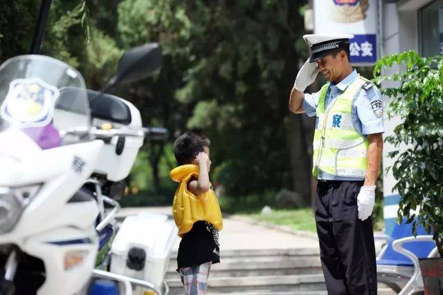 钉在泰城马路上的黑面石敢当!泰安人亲切地