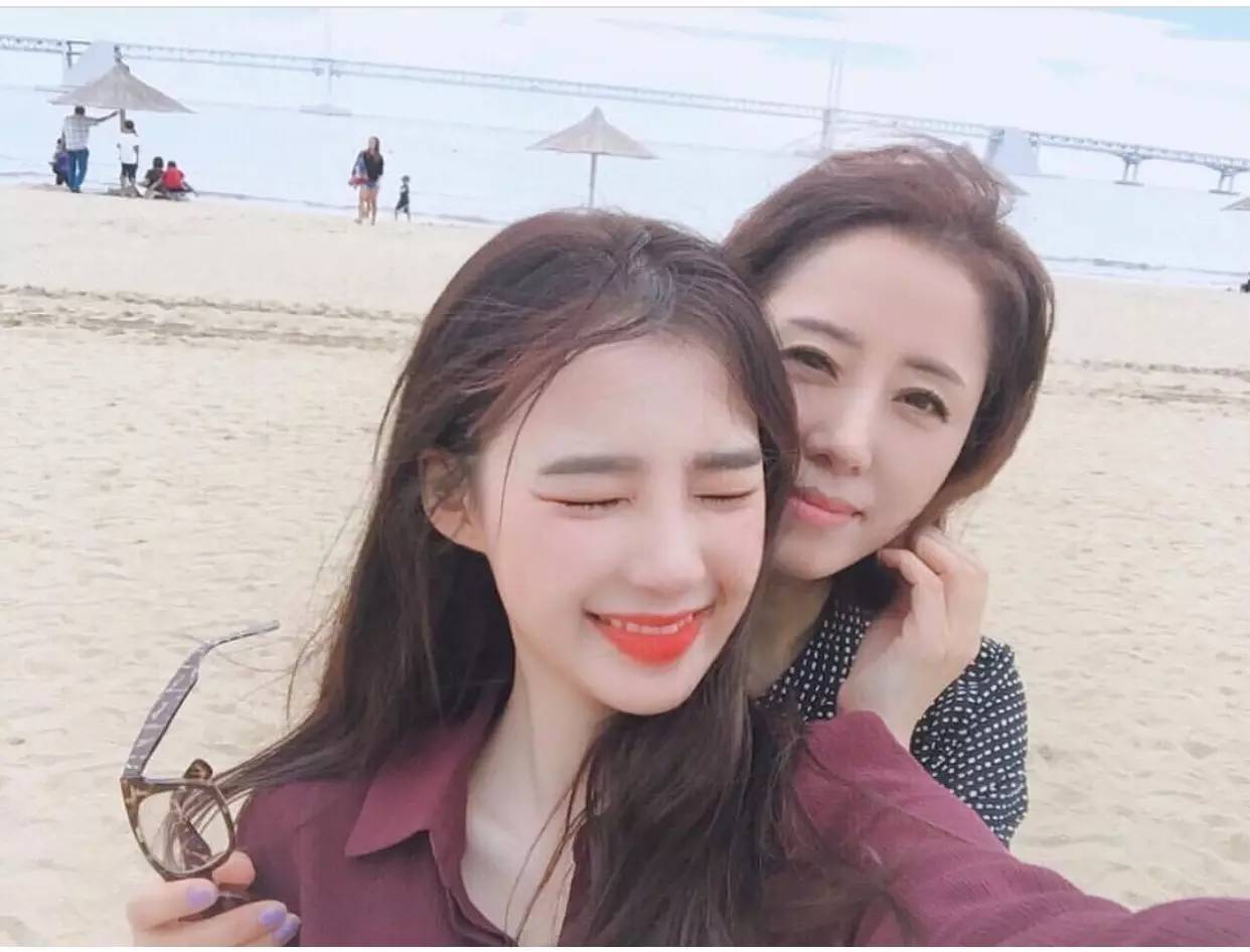 惊呆!史上最美天然母女,颜值逆天似姐妹! 惊呆!史上最美天然母女,颜值逆天似姐妹!