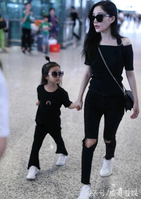 李小璐近况曝光,画画练字陪甜馨很充实,李小璐