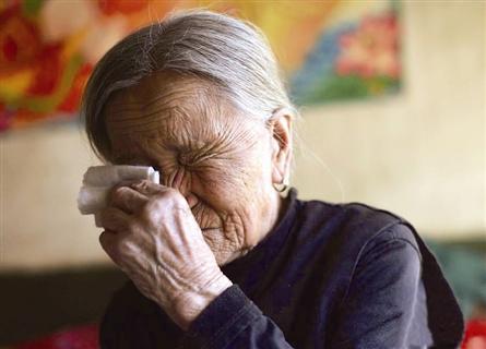 老人碰瓷讹人钱财,十年后给孙媳见面钱,孙媳道