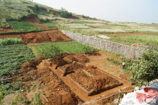 小伙在农田用毛石做地基，遭邻居瞧不起，房子盖好邻居哑口无言！