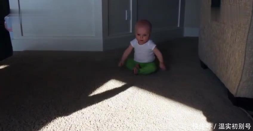 1岁宝宝被逗得直瞪眼,第3张动图直接把妈妈笑