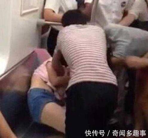 女子地铁上因拍灰尘,被大妈骂没素质,女子一句话没人上前帮她