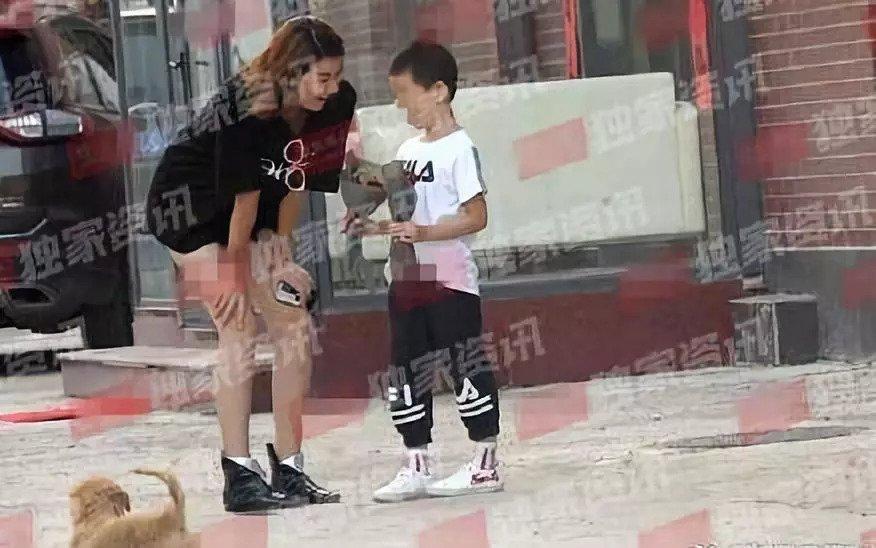 正脸照出炉！七夕刚过去没多久，王宝强就恋爱了？