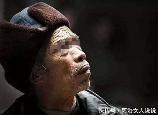 父亲去世,几个儿子争房子,只有女儿收拾父亲衣物,看到衣物傻了