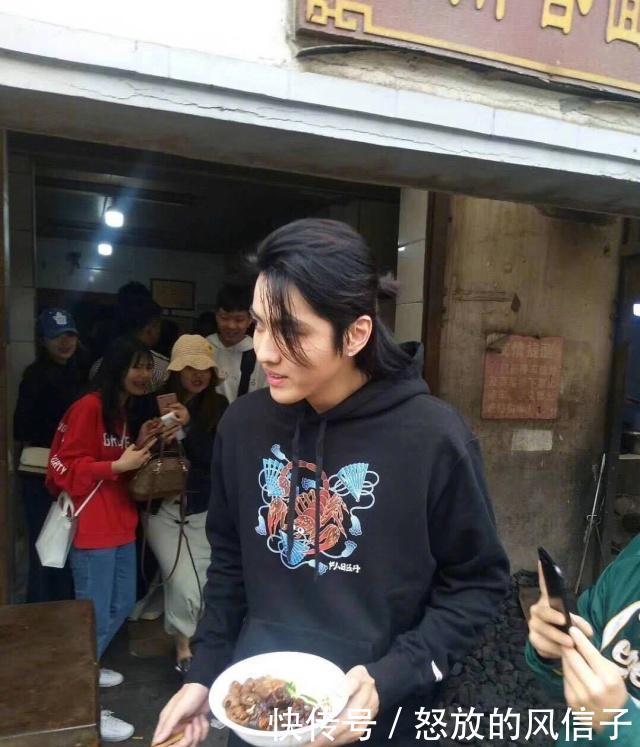 吴亦凡南京街头请吃大碗面,穿黑色卫衣留飘逸