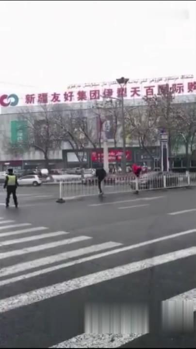 警察执法很人性, 你喜欢翻栏杆我看着, 让你翻个够