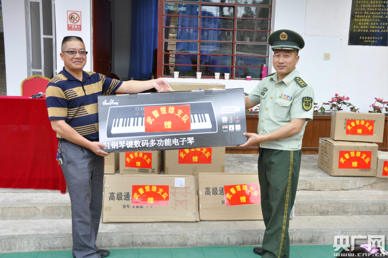 a初中庆"六一"楚雄武初中系警乐爱民小学我上警情的图片