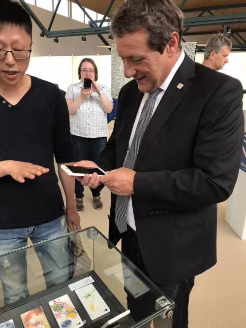 陶瓷艺术手机应邀参加德国法兰克福陶瓷展(图2) 陶瓷艺术手机应邀参加德国法兰克福陶瓷展(图2)