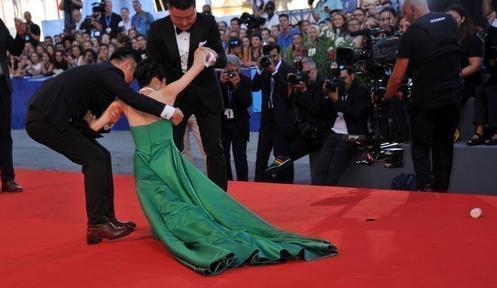 明星最尴尬瞬间,刘涛衣服滑落男主持居然这表