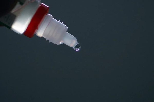 担心眼药水含防腐剂,大学教授用生理盐水滴眼睛 差点失明