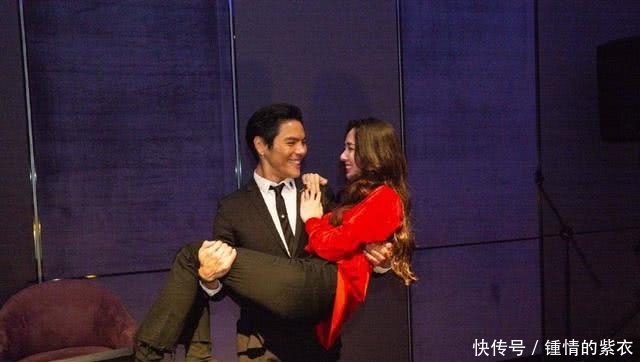 向佐求婚郭碧婷现场照曝光,女方鸽子蛋钻戒超