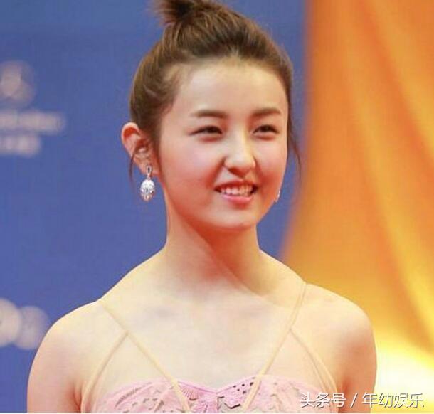 张子枫近照曝光,网友:肩膀上怎么有两个小山包